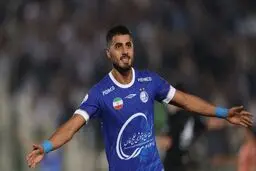 مهاجم استقلال برای زندانی‌ها گل زد
