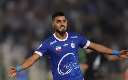 مهاجم استقلال برای زندانی‌ها گل زد
