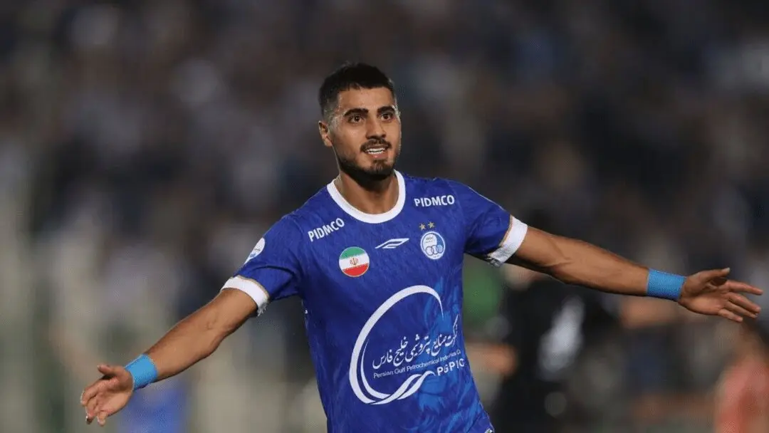 مهاجم استقلال برای زندانی‌ها گل زد
