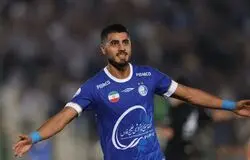 مهاجم استقلال برای زندانی‌ها گل زد
