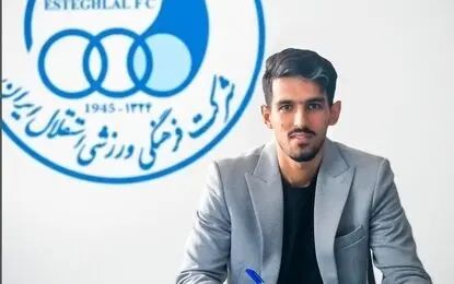 وینگر تیم فوتبال استقلال قراردادش را با این باشگاه تمدید کرد