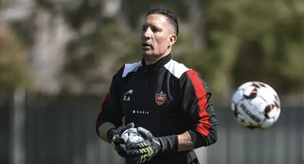 مربی تیم فوتبال پرسپولیس وارد تهران شد 