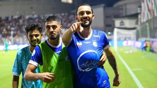 مهاجم استقلال نزدیک در خروج