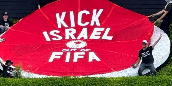 نصب بنر ضداسرائیلی روی لوگوی جام جهانی 2026