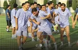 کوشکی با استقبال هم‌تیمی‌ها به تمرینات استقلال برگشت؛ آغاز فصل جدید پس از تمدید قرارداد