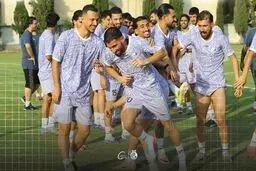 کوشکی با استقبال هم‌تیمی‌ها به تمرینات استقلال برگشت؛ آغاز فصل جدید پس از تمدید قرارداد