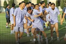 کوشکی با استقبال هم‌تیمی‌ها به تمرینات استقلال برگشت؛ آغاز فصل جدید پس از تمدید قرارداد