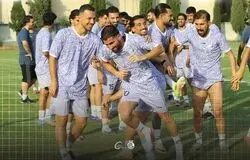کوشکی با استقبال هم‌تیمی‌ها به تمرینات استقلال برگشت؛ آغاز فصل جدید پس از تمدید قرارداد