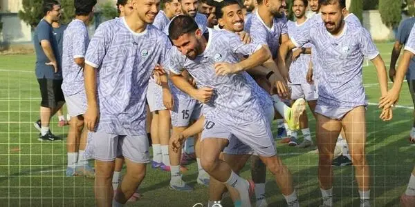 کوشکی با استقبال هم‌تیمی‌ها به تمرینات استقلال برگشت؛ آغاز فصل جدید پس از تمدید قرارداد