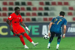ستاره شباب الاهلی با عصا رفت