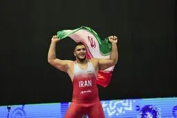 دارنده مدال طلای جهان: مدالم را به دانش آموزان بی گناه تقدیم می‌کنم
