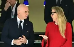 یک زن یقه رئیس فیفا و ترامپ را گرفت