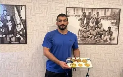 حسن یزدانی ۶ مدال دیگر خود را به موزه افتخارات اهدا کرد