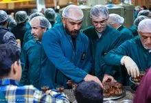 پذیرایی اعضای تیم ملی کشتی آزاد در چایخانه حرم رضوی از مردم