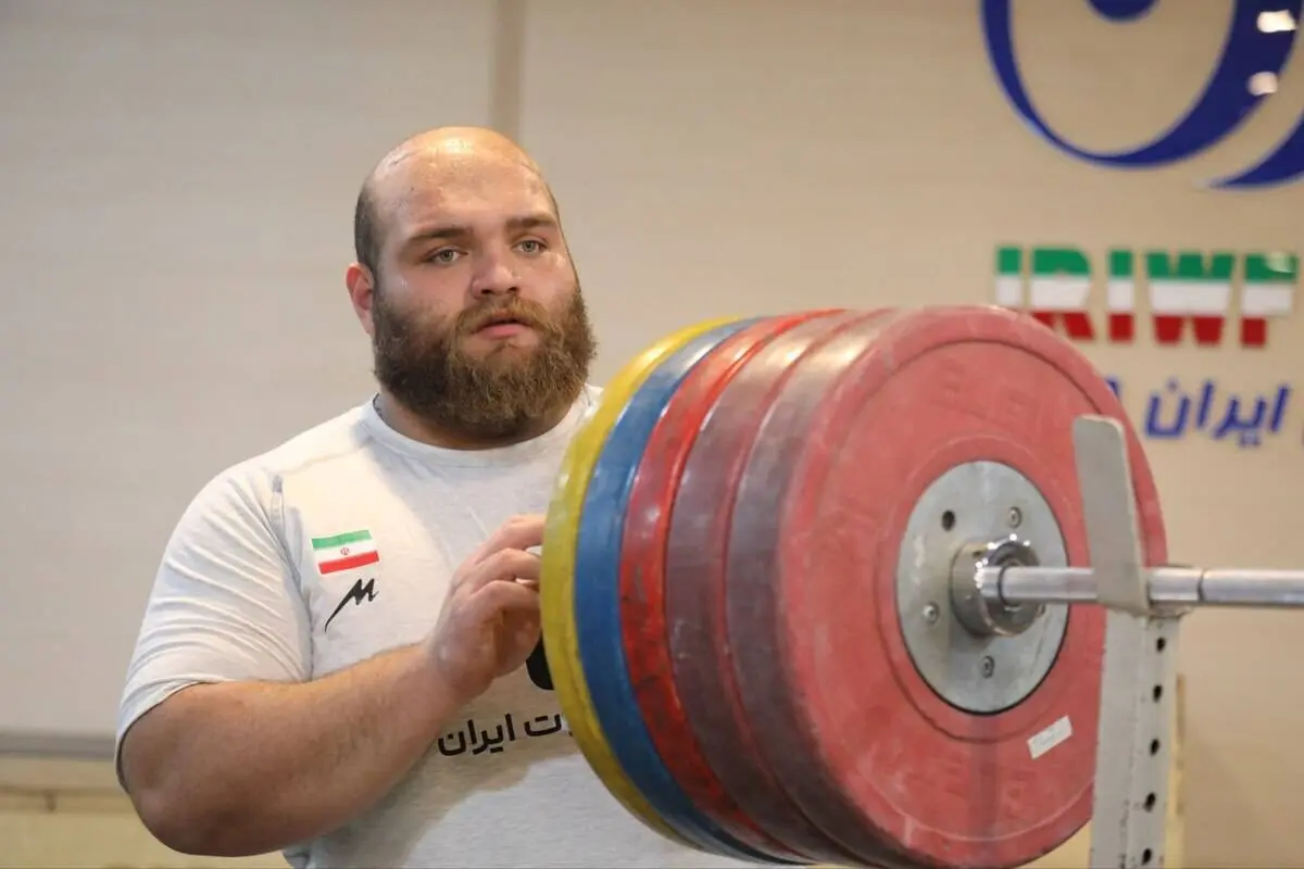 تپل دوست‌داشتنی وزنه‌برداری، بالاتر از میناسیان و لالایان قهرمان جهان می‌شود