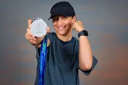 بانوی نقره‌ای بازی‌های آسیایی در دفتر صفحه ورزشی