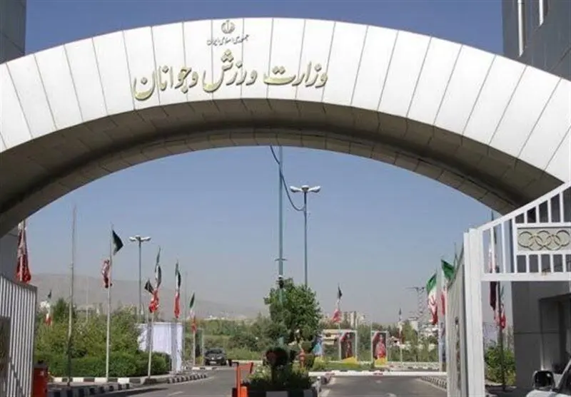 تجمع نیروهای خدماتی مجموعه آزادی مقابل وزارت ورزش؛ سه ماه بدون حقوق!