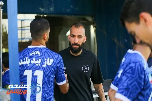 کاپیتان استقلال همچنان بدون قرارداد؛ روزبه چشمی باز هم در کمپ ناصر حجازی حاضر شد
