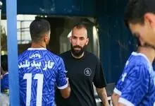 کاپیتان استقلال همچنان بدون قرارداد؛ روزبه چشمی باز هم در کمپ ناصر حجازی حاضر شد