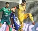 حاج صفی بازوبند کاپیتانی سپاهان را روی آرنج دست راست خود بست