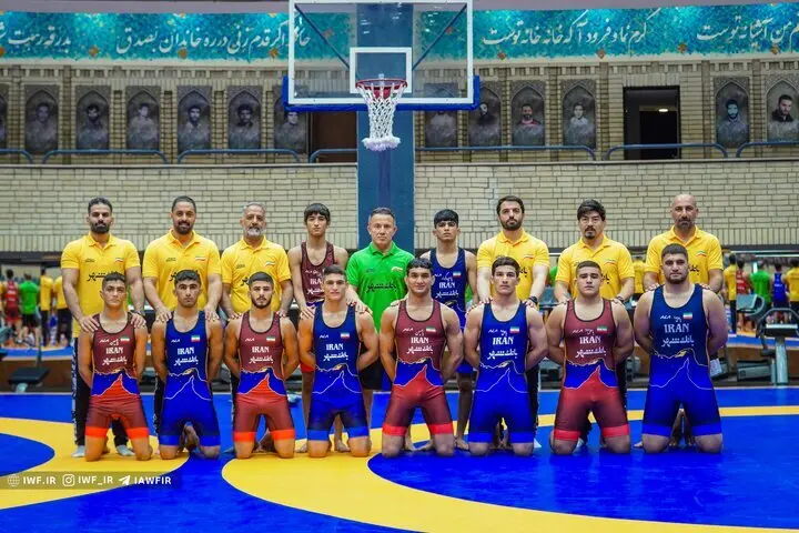 تیم ملی کشتی فرنگی نوجوانان ایران عازم رقابت های قهرمانی جهان شد