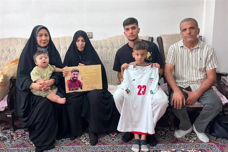 دیدار آریا یوسفی با خانواده شهید طباطبایی