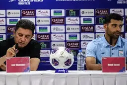 مهدی طارمی کنار امیر قلعه نویی در نشست خبری