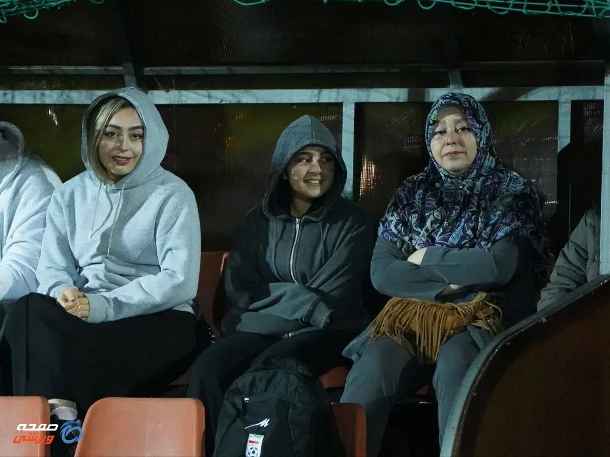 عکس روز؛ هواداران ایرانی در سرمای کازان به استقبال تیم ملی رفتند